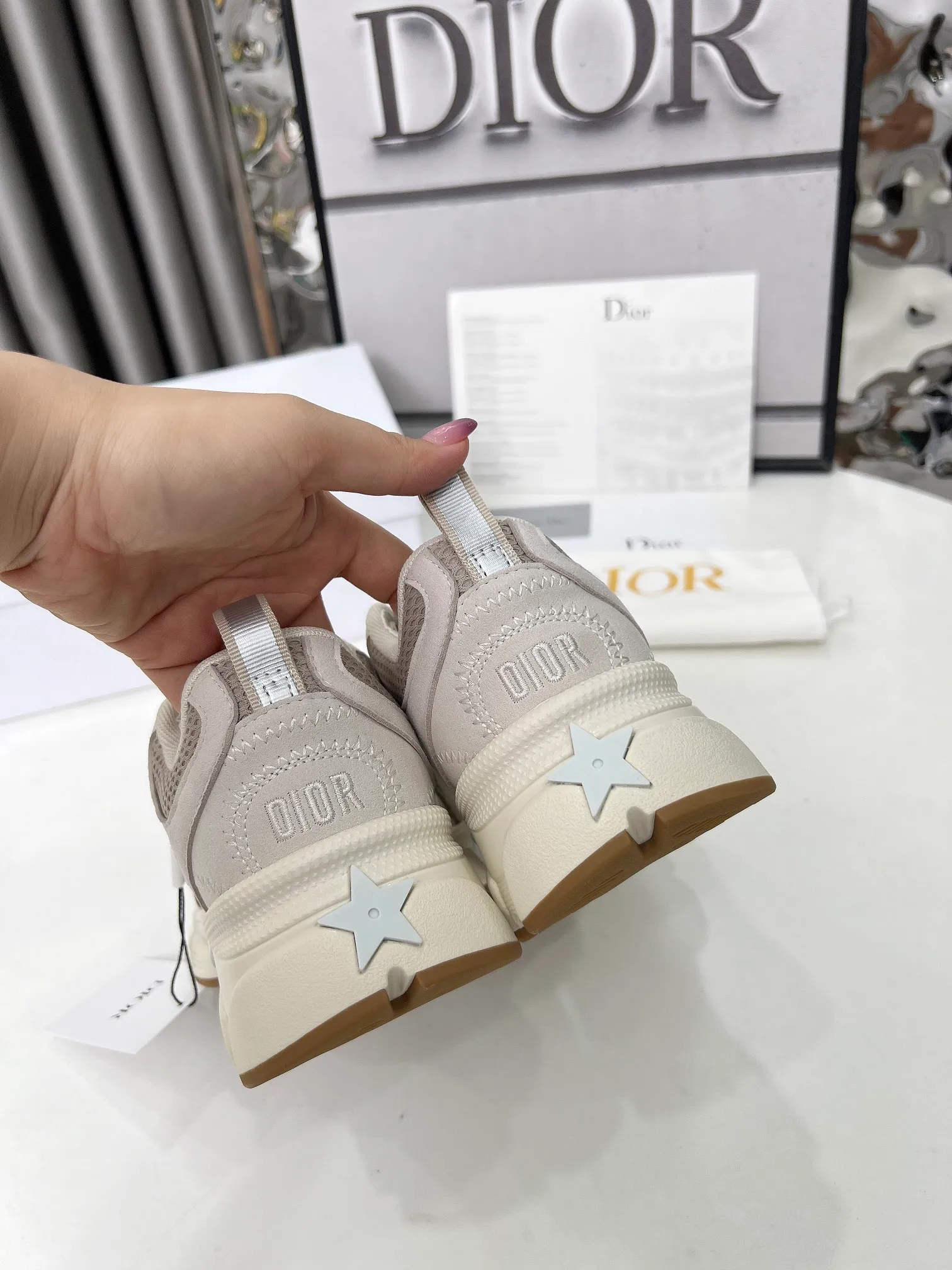 P560🐮🐮The official website of Dijia's new colors has been updated simultaneously [Celebration] This Dior Vibe sneaker incorporates Dior's high-end spirit and reinterprets classic running shoes. White mesh fabric features an Oblique print and is paired with laminated leather-effect panels in gold and silver tones for a contrasting look. It is further embellished with classic details such as 3D effect details, the lucky star symbol on the rear, and the logo on the tongue and rear pull tab. The lightweight sole is embellished with gray stars, complementing a variety of casual or elegant pieces for a modern look. Size: Women’s size 35-41 (35/42 can be customized) Men’s size 40-46 (39/46 can be customized)